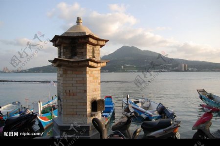 台灣淡水鎮淡水河畔眺望觀音山图片