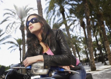骑摩托车的女人图片