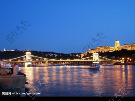 多瑙河链桥夜景图片