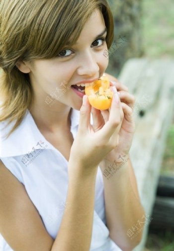 吃水果的女孩图片