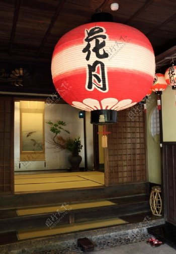 日本酒店前的古式吊灯图片