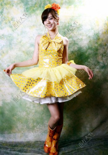 黄裙少女图片