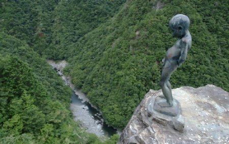 日本四国山顶上雕塑尿童图片