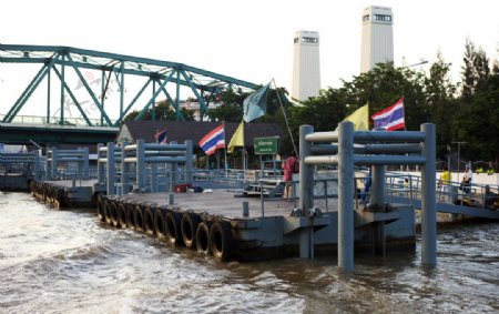 泰国曼谷河的码头图片
