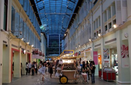 新加坡一家购物商场的内景图片