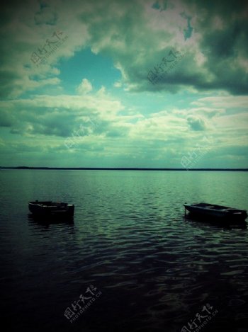 白俄罗斯纳拉其湖小船图片