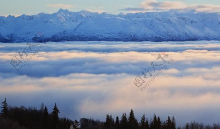 凌晨阿拉斯加山脉云海图片