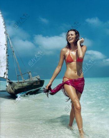 马尔代夫沙滩比基尼美女图片