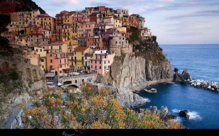 意大利五渔村悬崖小屋海滩风光图片