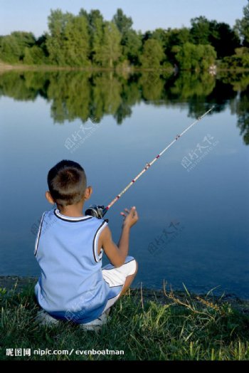 小孩钓鱼图片