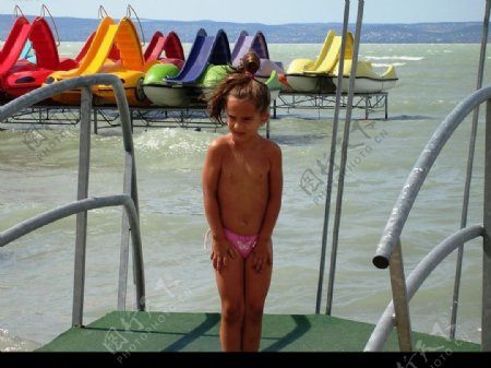 巴拉顿湖边游泳小女孩图片
