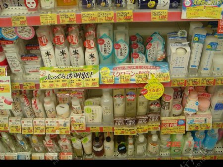 日本药妆店中的货架图片
