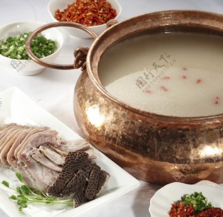 春节聚餐羊肉铜火锅图片