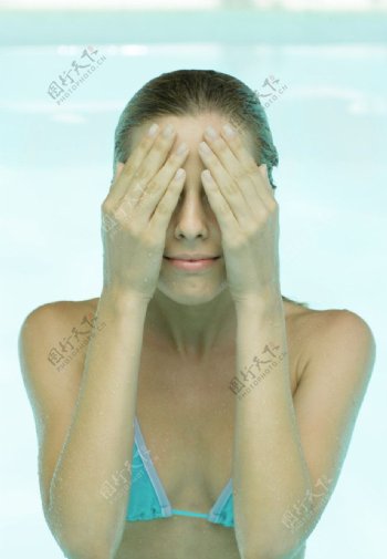 女孩在水中洗脸图片