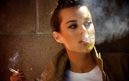 吸烟的女人图片