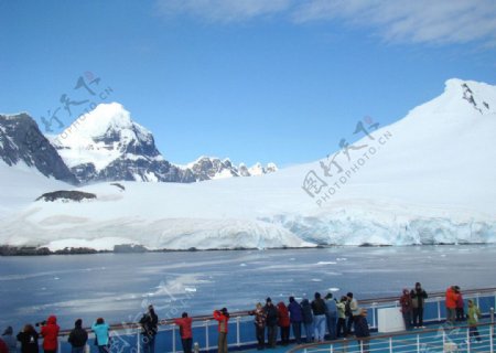 在邮轮上观赏南极美景图片