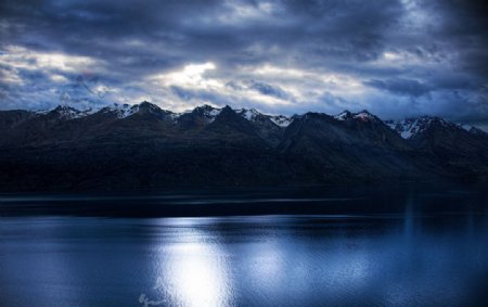 高山湖泊夜景图片