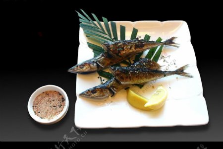 燒烤秋刀魚图片