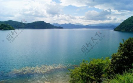 平静的泸沽湖图片