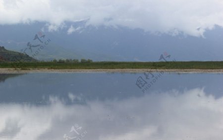 如镜面的泸沽湖图片
