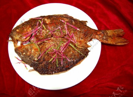新疆地方特色美食烤鱼图片
