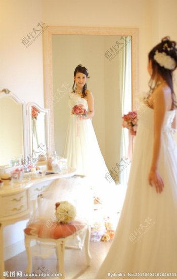 新娘穿婚纱礼服照镜子图片