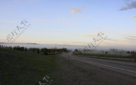 雾罩公路图片