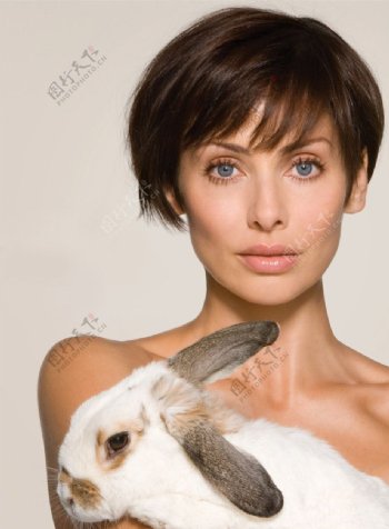 抱兔子的美女图片
