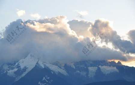 云雾中的梅里雪山图片