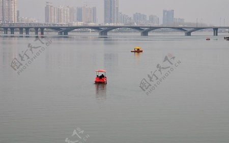 柳湾的小船图片