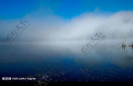 藏区海子的清晨迷雾图片