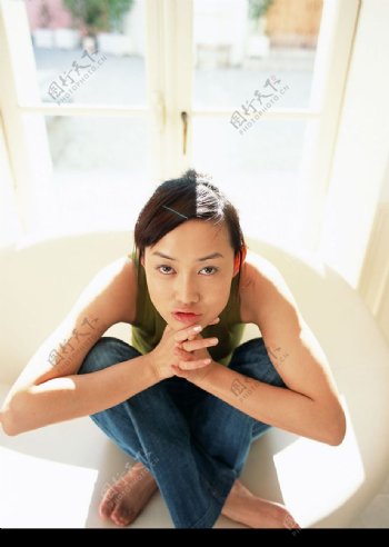 窗前坐着的女人图片