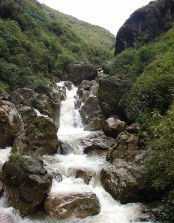 峡谷流水图片