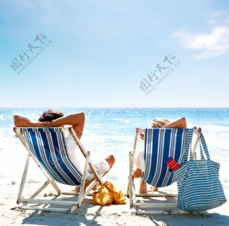 夏日海滩沙滩休闲度假的情侣图片