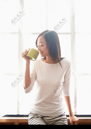 坐着喝茶的女孩儿图片