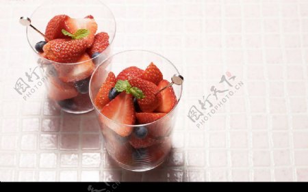 草莓杯子图片