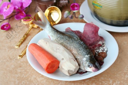 粉葛煲鲮鱼汤图片