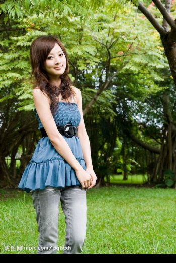 台湾网络人气美女果子MM蓝色百褶裙衫图片
