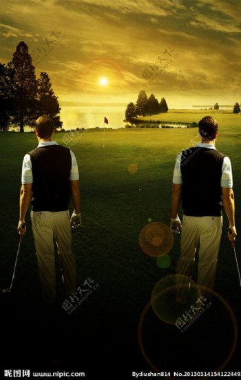 打高尔夫球的两个人图片