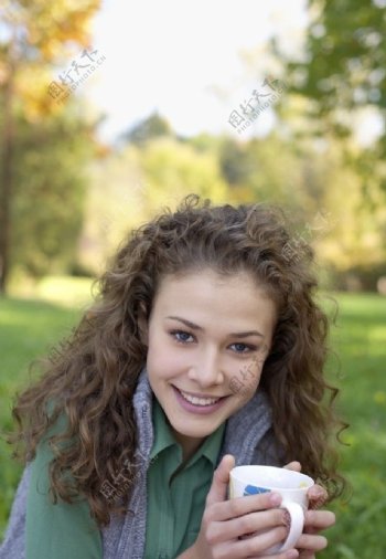 公园喝茶的女孩图片