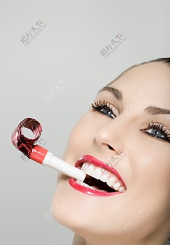假装抽烟的美女图片