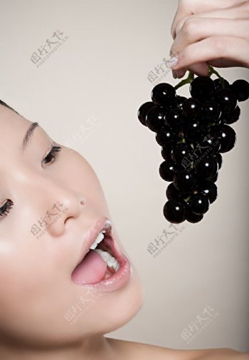 吃葡萄的美女图片