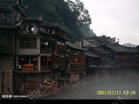 凤凰古城雨景图片