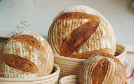 发酵篮和欧式面包图片