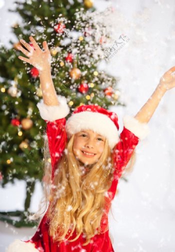 圣诞雪花中高兴的小女孩图片