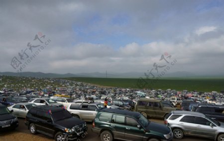 蒙古国草原上的停车场图片