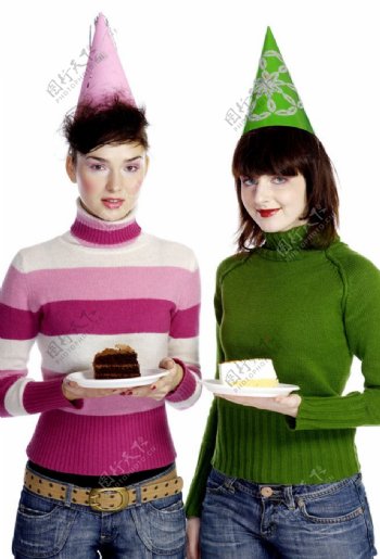两个吃蛋糕的美女图片