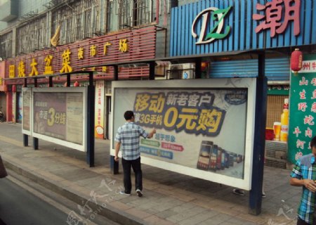 郴州国庆路公交站台图片