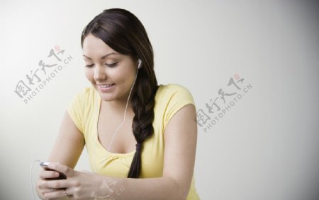 手机听音乐的女人图片