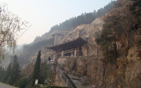 洛阳龙门石窟阶梯远景图片